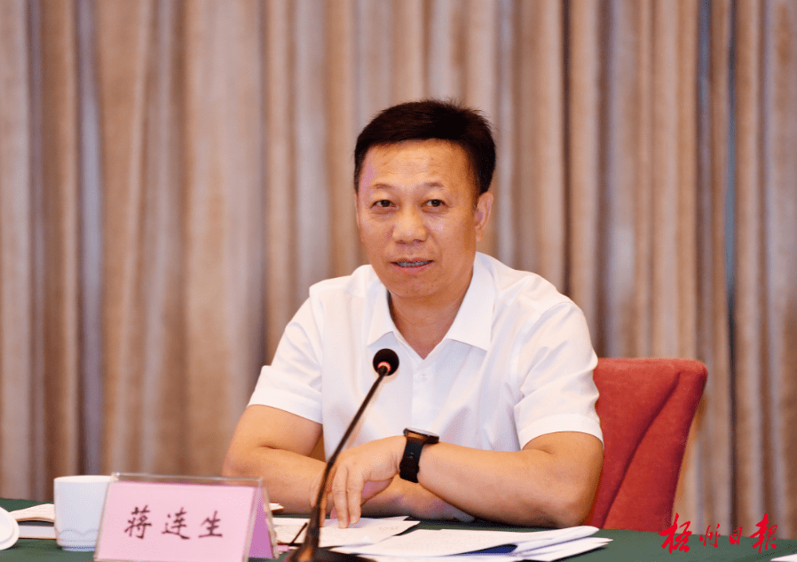 市委书记蒋连生与中国建设银行广西区分行行长方建平座谈.