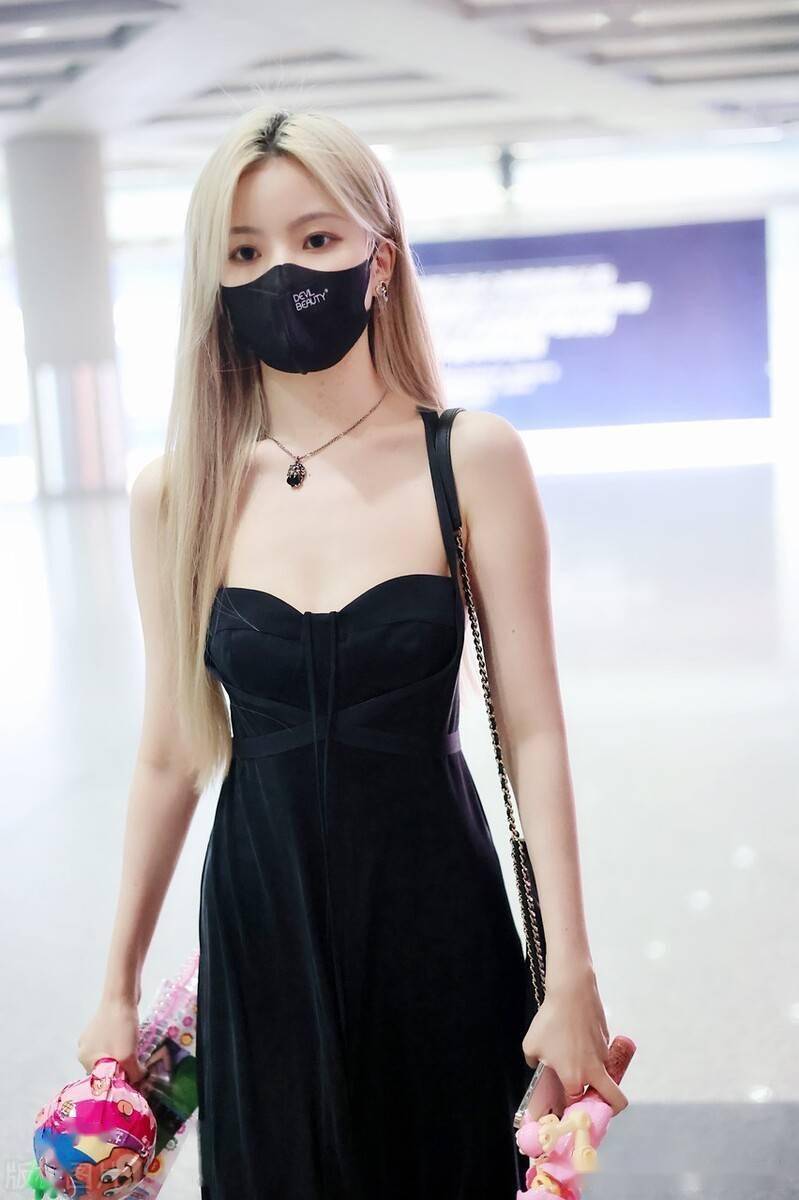 街拍陈卓璇身着黑色吊带裙金发披肩性感甜美