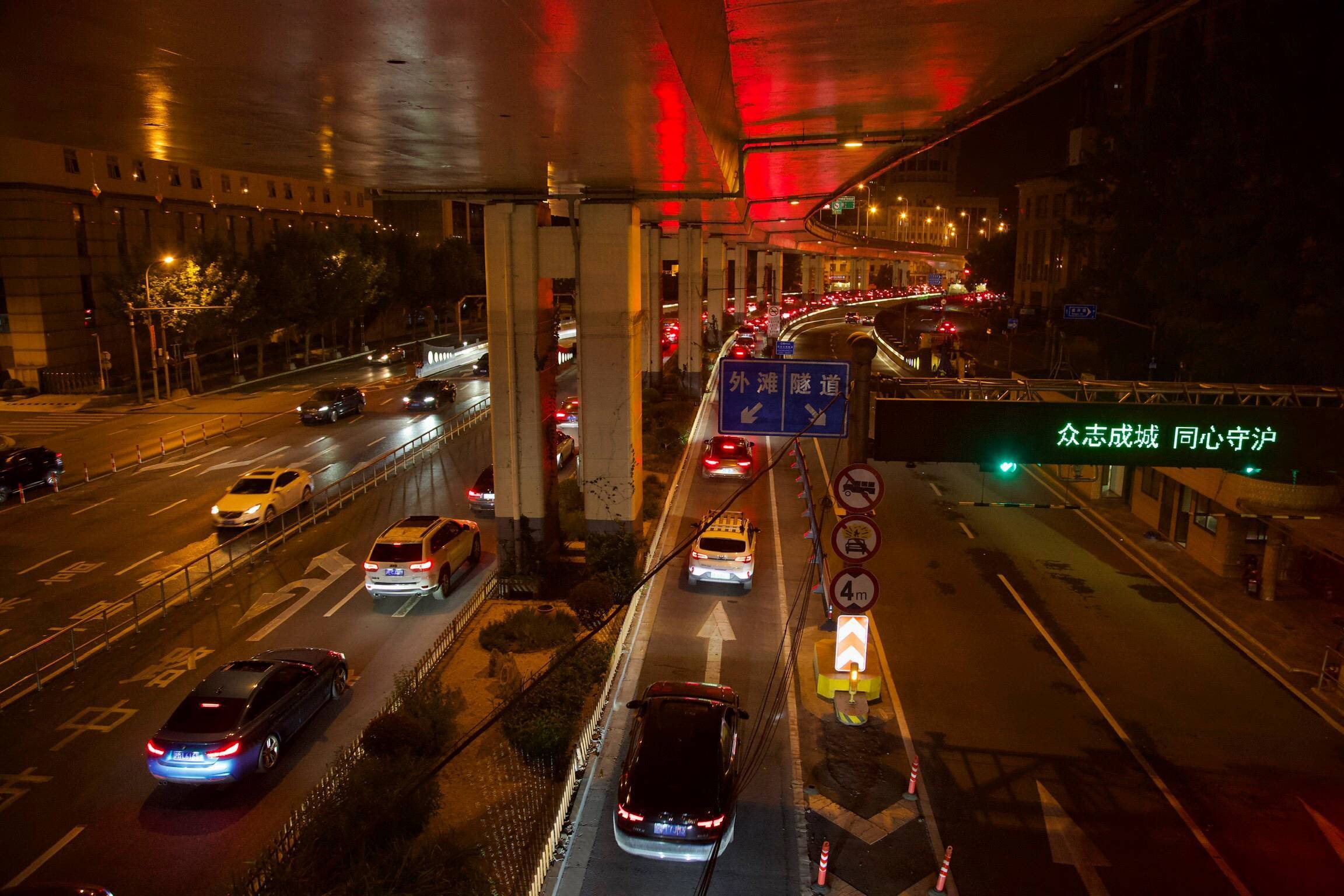 上海今起全面恢复正常生产生活秩序延安高架两个月来首次堵车
