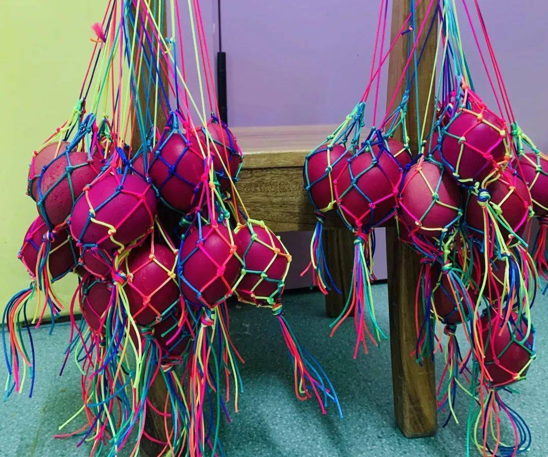 红蛋的寓意非常吉祥,代表着幸福,美好,福气满满.