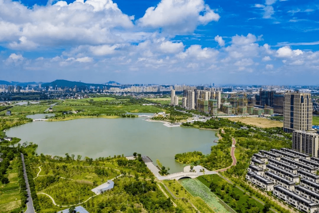 作為海寧融杭發展的橋頭堡,許村是經濟發展的高地,吸引大量外來人口