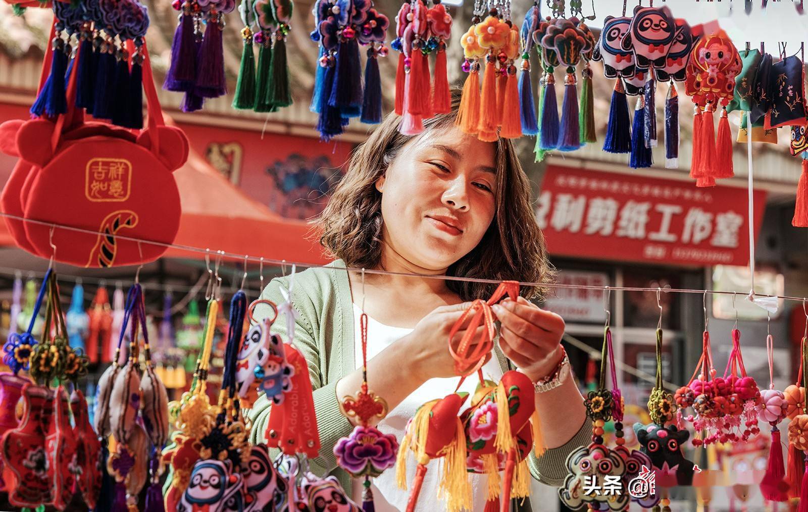 新甘肃·甘肃日报通讯员 黄耀龙在端午节来临之际,庆阳市各城区的香包