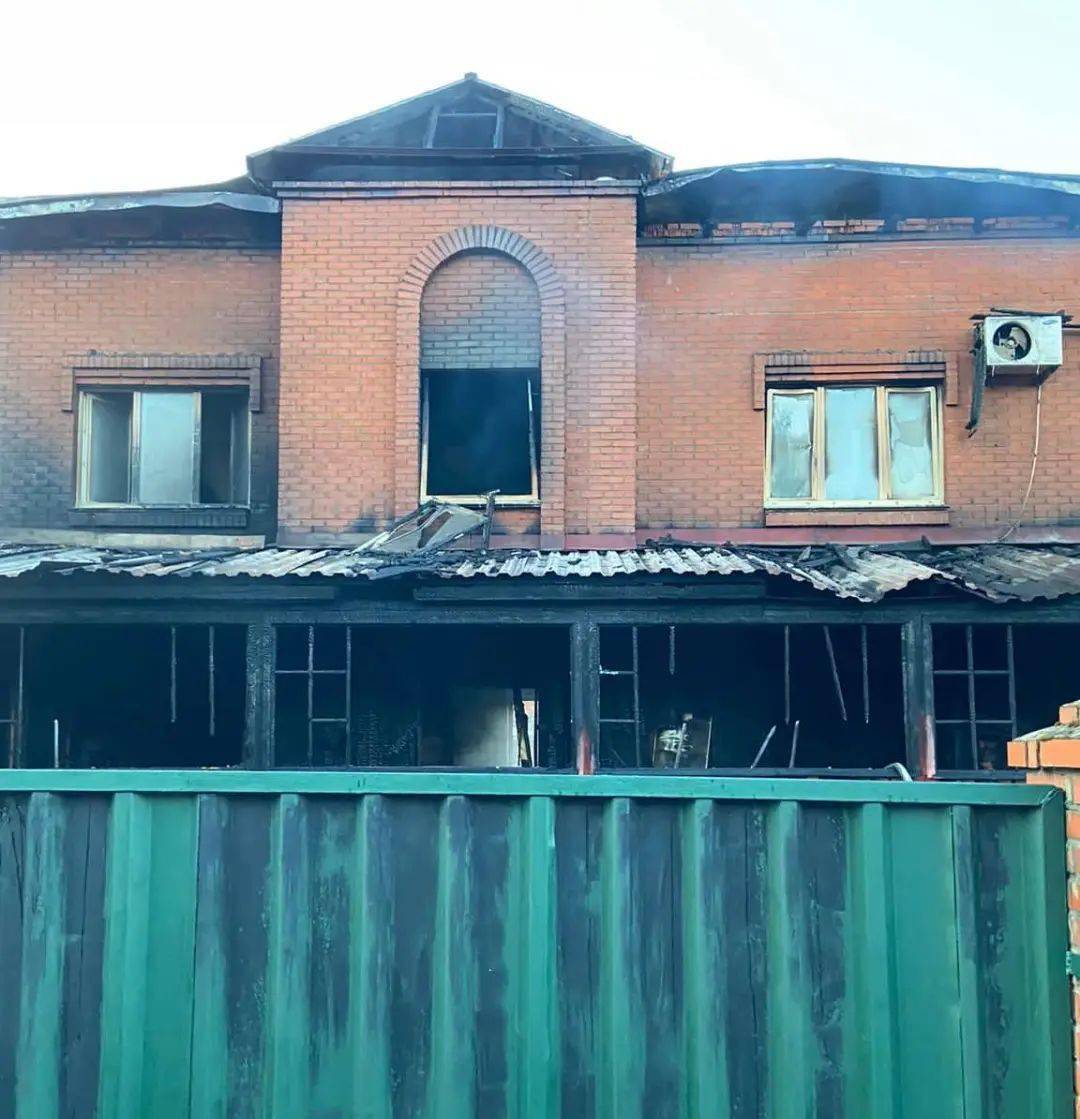 导致5人死亡一栋2层民宅建筑发生了严重火灾俄罗斯莫斯科州普希金诺市