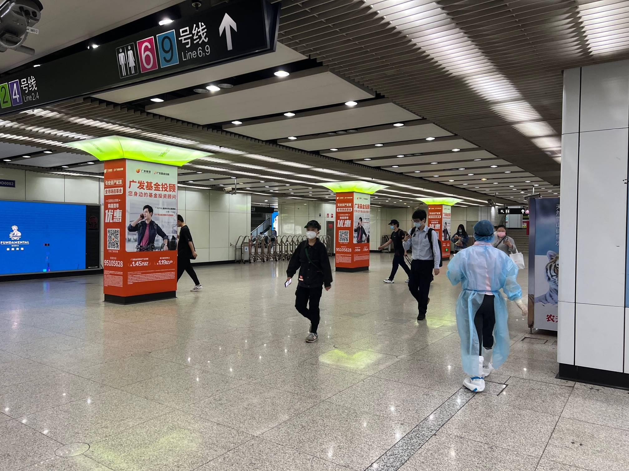 早安上海直击客流最大地铁站换乘站厅有些空车厢未满座