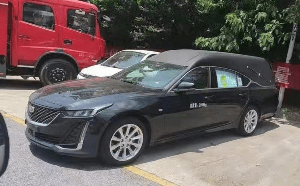 凯迪拉克灵车你见过吗?男子改装被投诉,怒斥道:车企自己都卖
