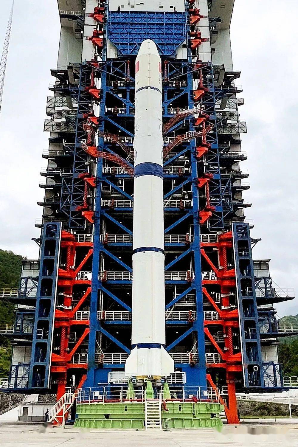 6月2日12时00分,在我国西昌卫星发射中心,长征二号丙运载火箭点火升空