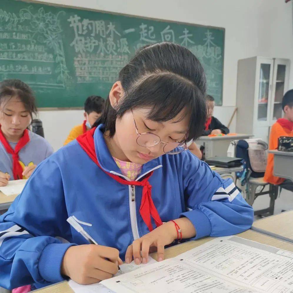 杜曲街道师家村小学 刘沛然她是一个勤奋好学的学生.