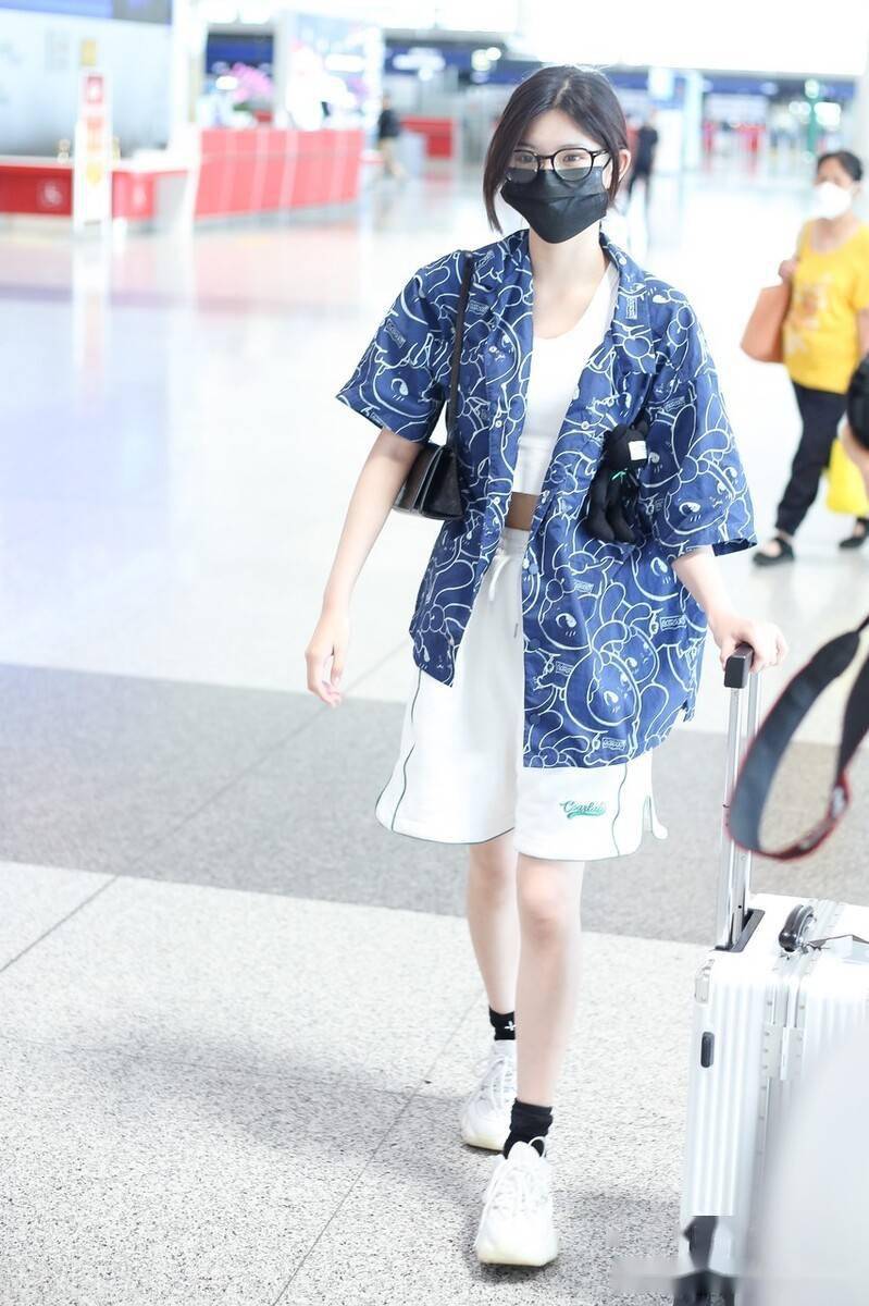 街拍:王怡人蓝色印花短袖衬衫 白色背心 运动短裤休闲随意_机场_北京