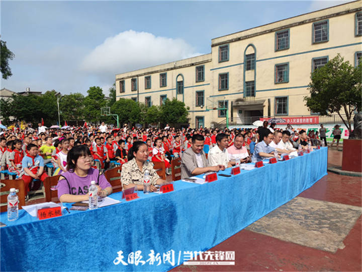 天柱县蓝田镇小学六一成了欢乐的海洋