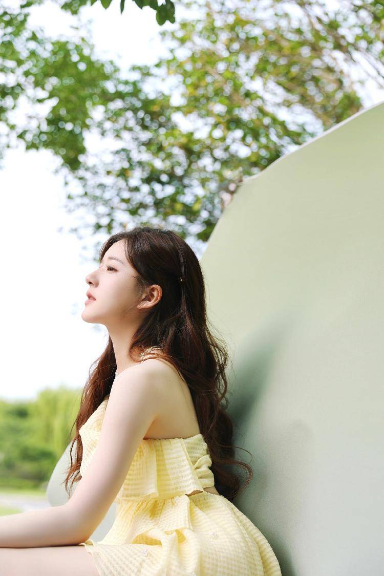 赵露思清甜初夏新照穿抹胸黄裙秀凝脂肌肤