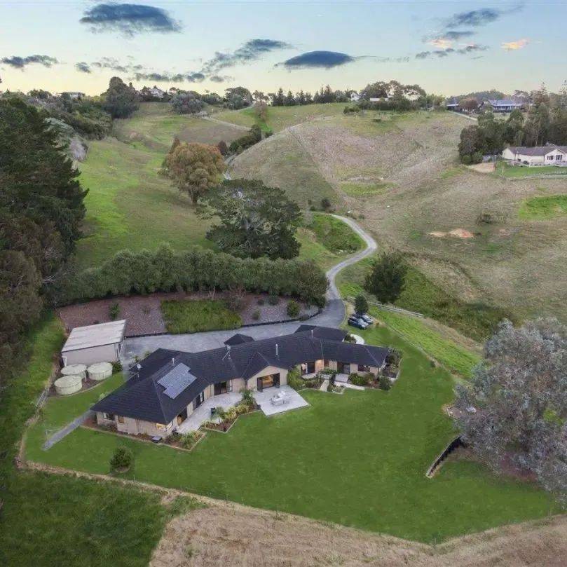 西北区 Dairy Flat 6房 阳光迷人舒居 理想生活区 精心设计 规划泳池+宽敞谷仓+大草坪 欣赏迷人乡村景色_客厅_卧室_Dairy