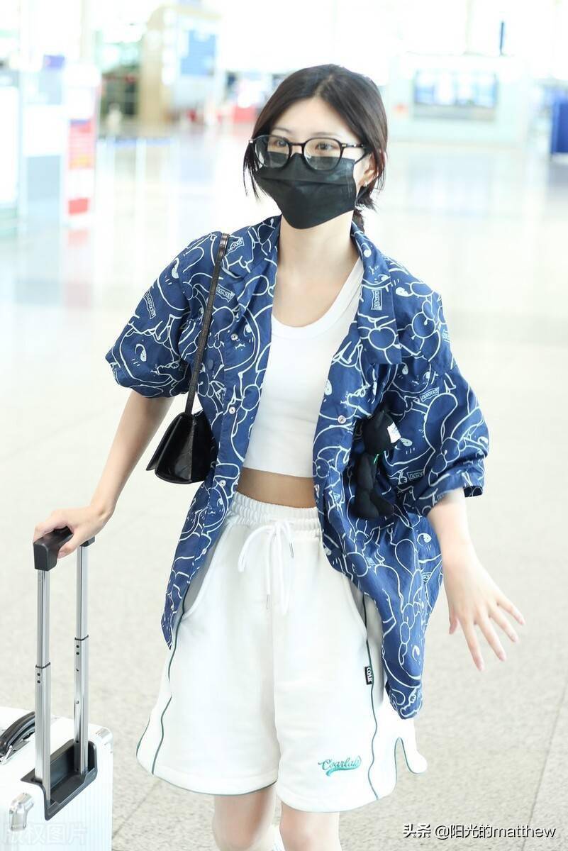 街拍:王怡人蓝色印花短袖衬衫 白色背心 运动短裤休闲随意_机场_北京