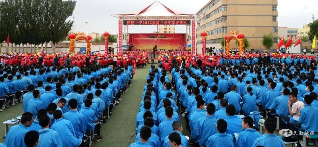 王珍艳 摄毕业典礼在雄壮的国歌声中拉开帷幕,随后民勤一中校长乔永宏