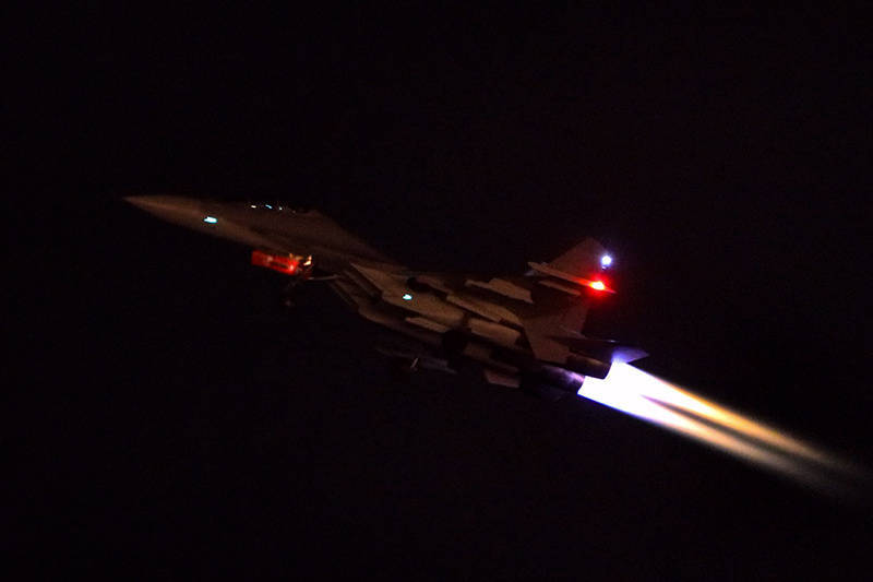 东部战区空军航空兵某旅组织多批多架次战机夜航训练