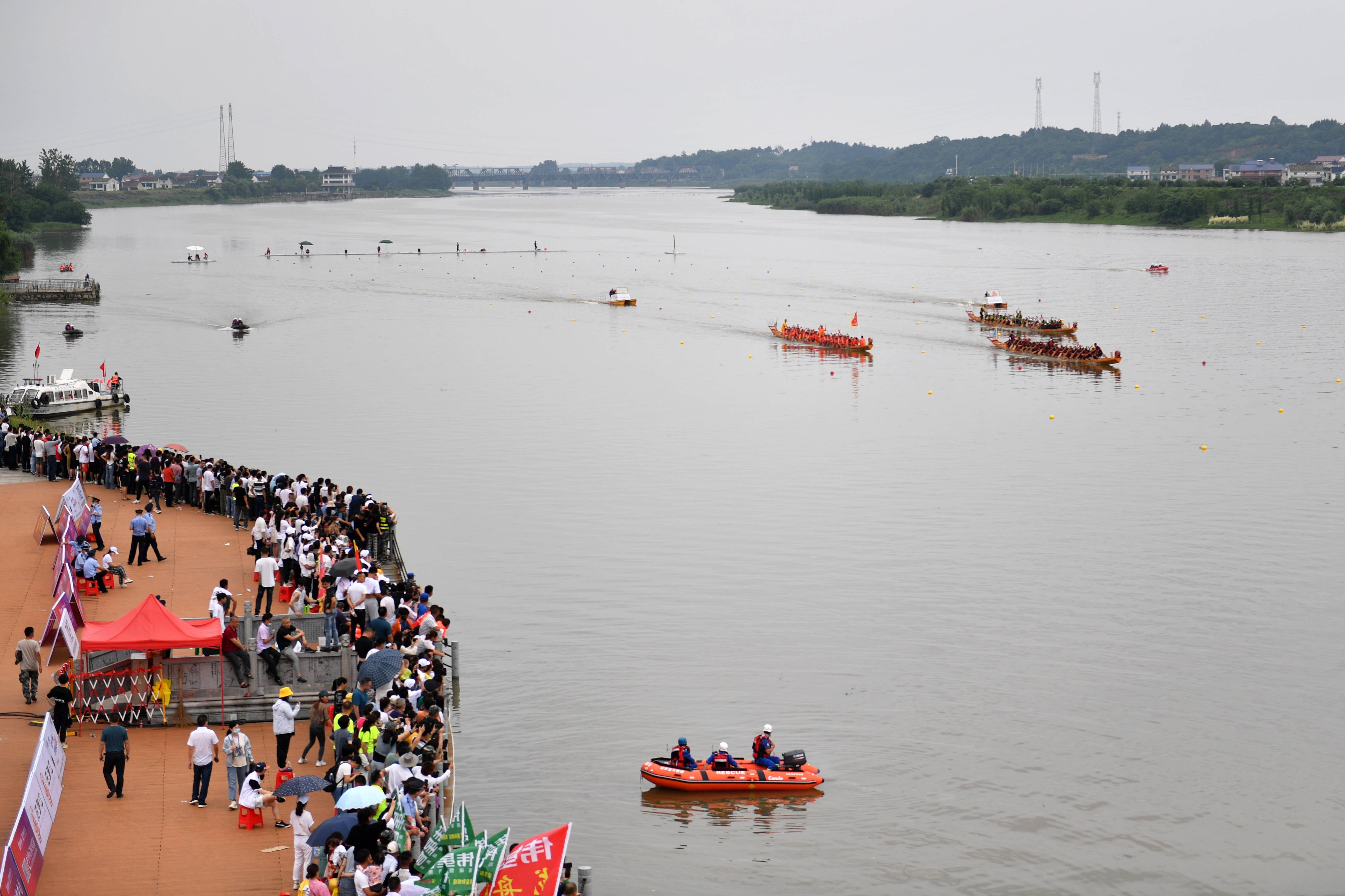 汨罗江畔迎端午搏桨跃浪赛龙舟
