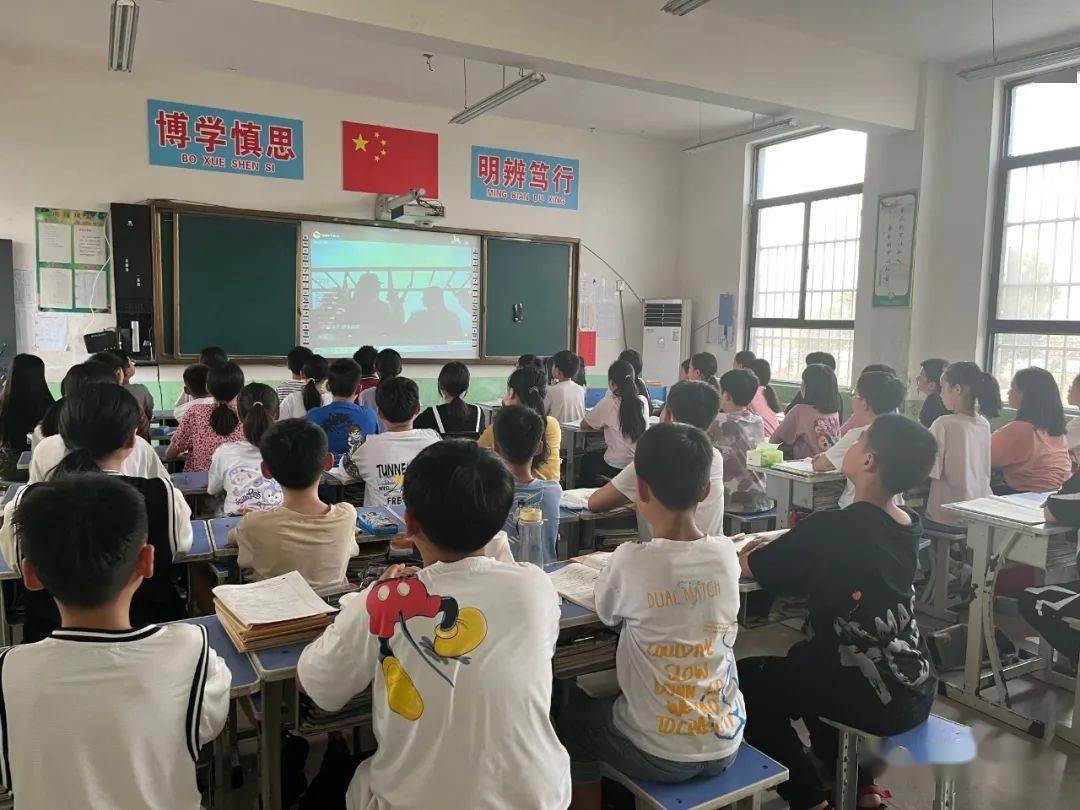 崇德實驗學校西街學校新城小學新世紀小學這是教育引導廣大少先隊員