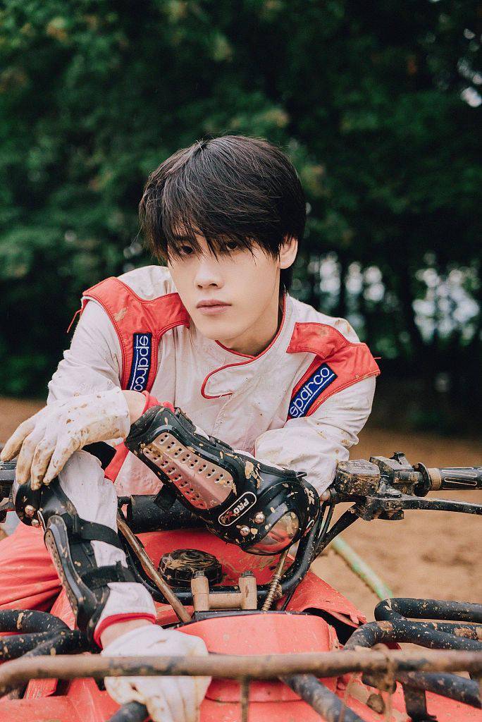 橙新计划学员陆程发布新发型写真穿赛车服坐野地酷炫拉风