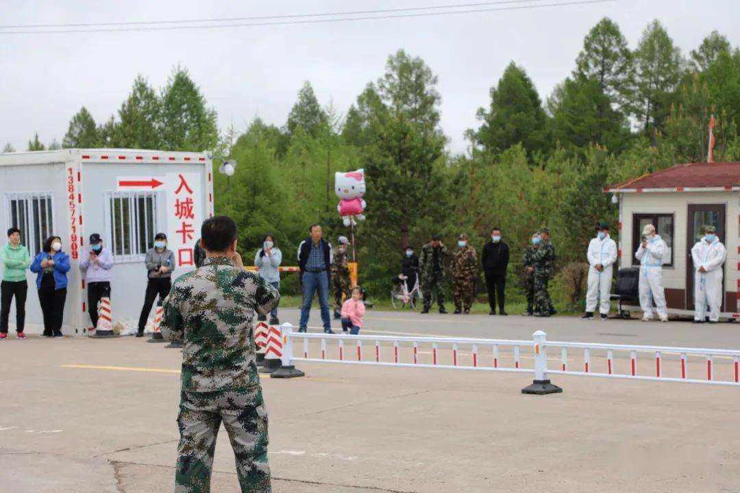 端午送真情佳节传爱心松岭区文旅局携手小扬气镇老干部服务中心开展