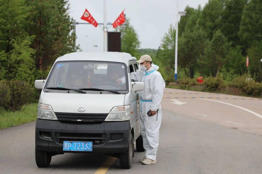 端午送真情佳节传爱心松岭区文旅局携手小扬气镇老干部服务中心开展