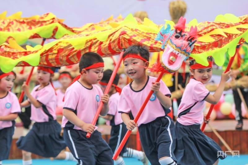 网络中国节浓情端午贵州施秉儿童舞龙迎端午民俗传承增自信