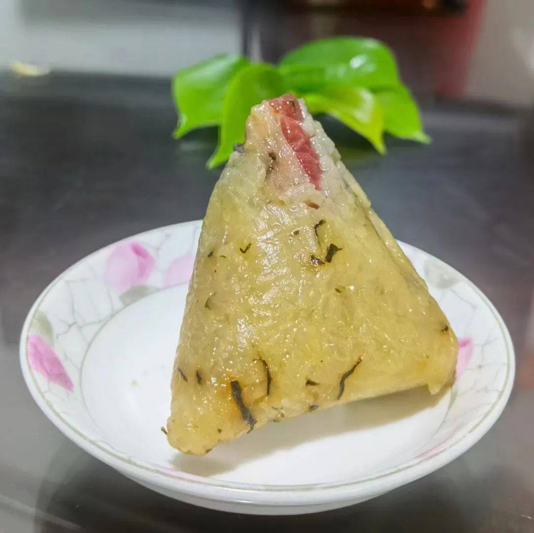 2趁热吃或者加热后食用变冷的粽子,会变硬,变黏,而且动物油脂凝结成