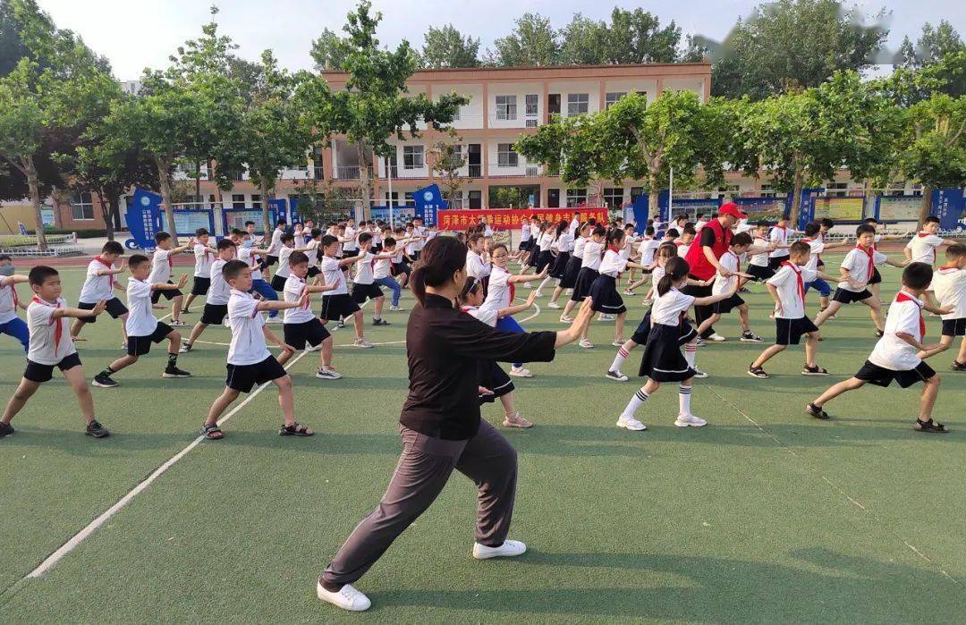 每周一次学生课,主要传授《二十四式简化太极拳;利用暑假集中教