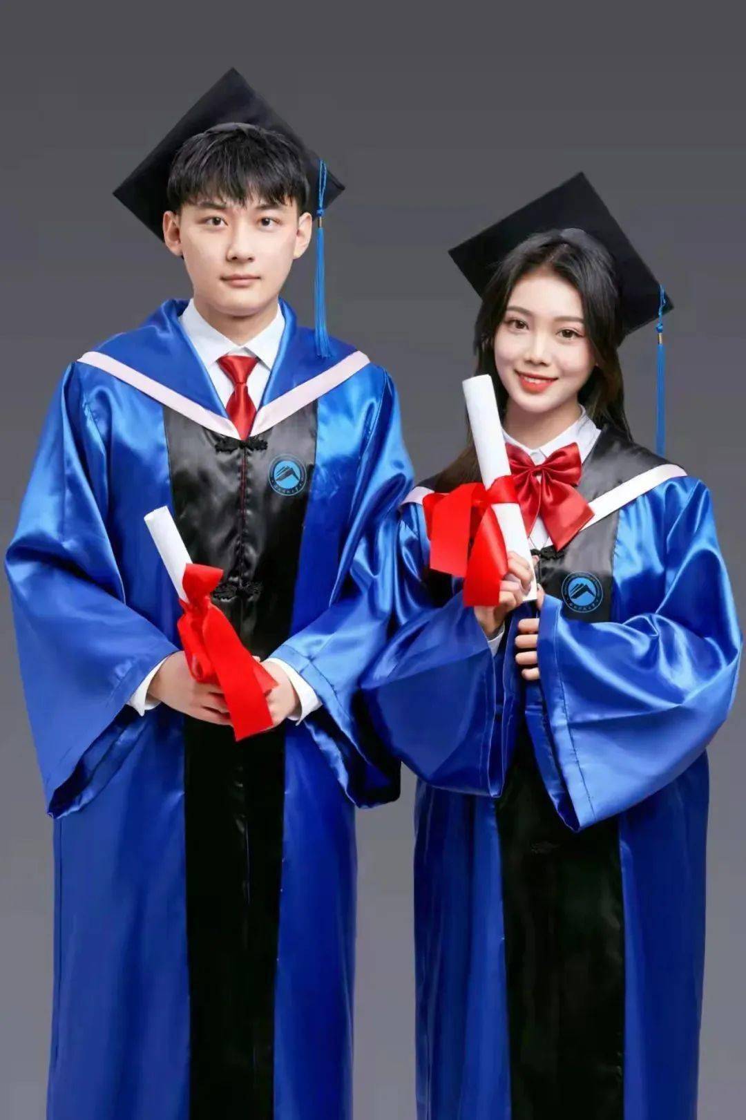 我穿上自己设计的学位服毕业啦