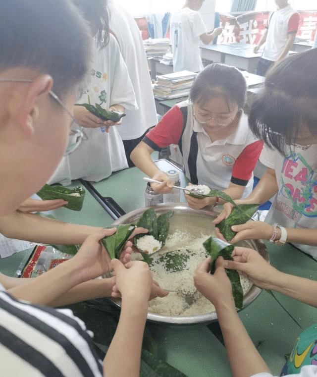 浓浓粽香味深深师生情会东县中学组织高二年级学生举行端午节包粽子