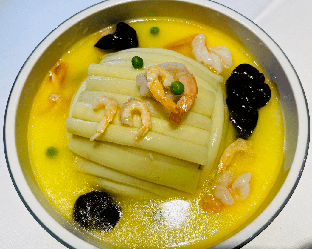 开洋扣蒲菜是以凤尾虾或咸虾米以及鸡汤调出蒲菜的鲜,成品咸香爽口