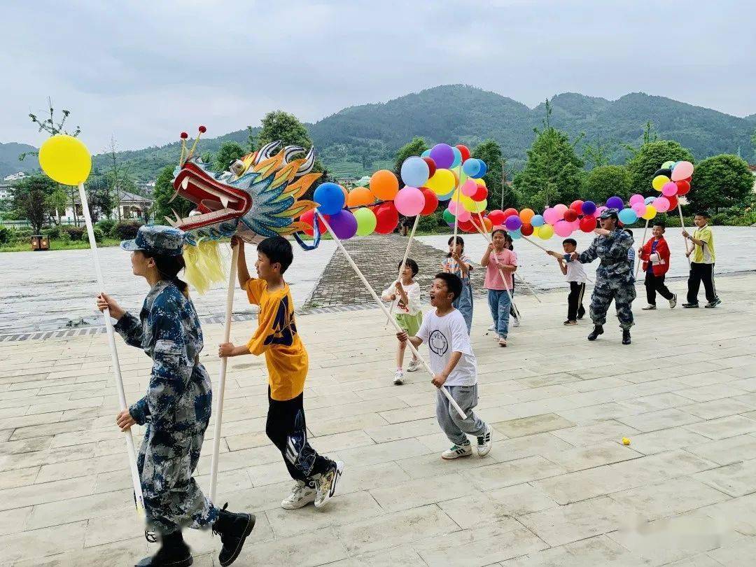 大家在制作香包夜幕降临时众人围着熊熊燃烧着的篝火手拉手载歌载舞