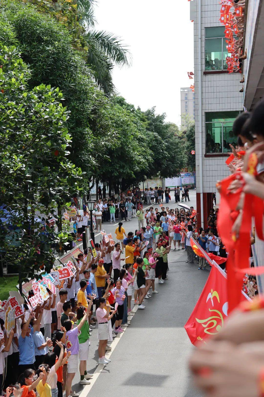 我们的新时代我的大学我做主2022年龙州县高级中学高考喊楼活动顺利