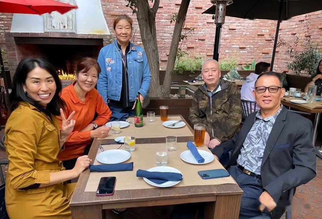 71岁教授老公英姿飒爽,女儿大长腿很显眼_郎洪_姐姐_白浪