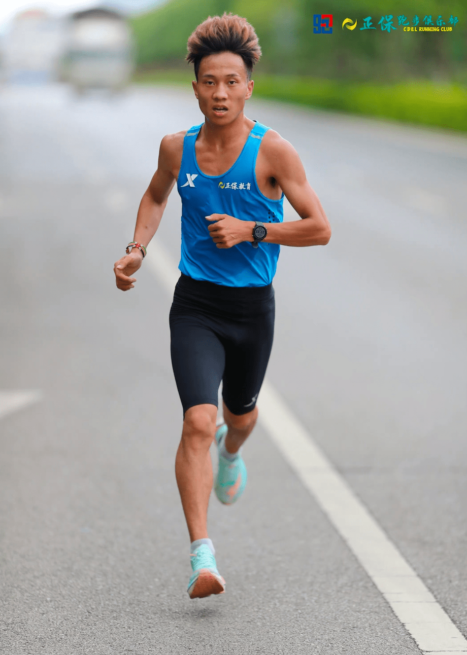 来自宁夏的何杰以1:03:49获得第二彭建华以1:06:10获得第三据彭建华