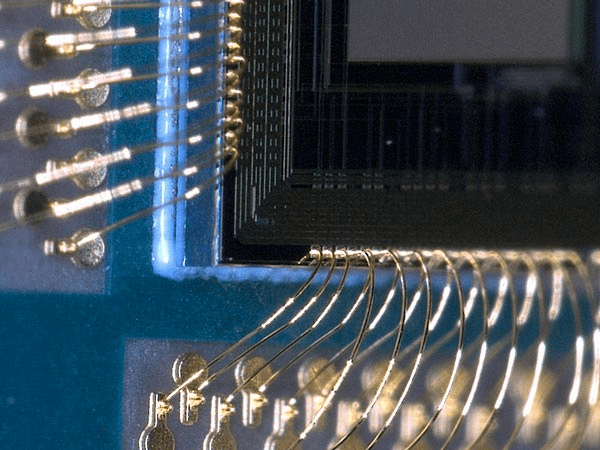 与此同时,又由于其超高的技术壁垒(需实现在单芯片周边焊接多则数百根