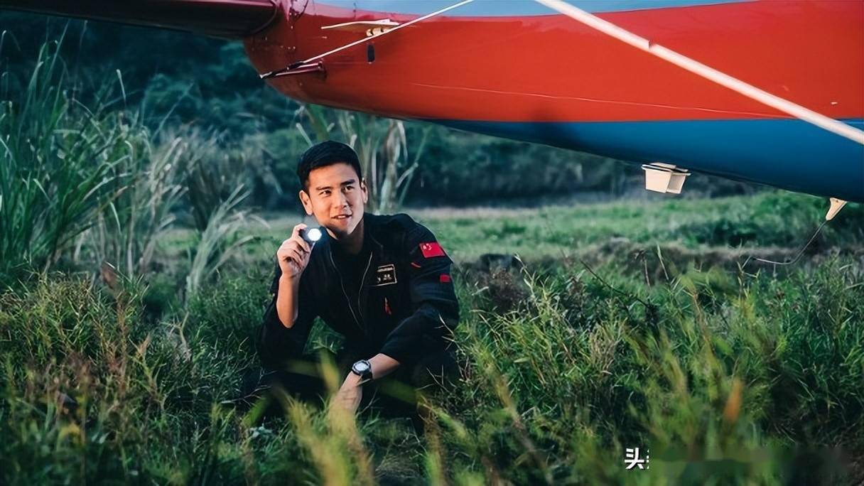 梦回破风彭于晏晒骑自行车照穿紧身运动服身材好