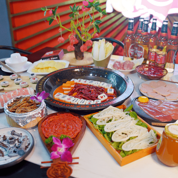 这就是—沸小煮川潮火锅辣卤风味同样应有尽有它家的扳手和螺丝都能吃