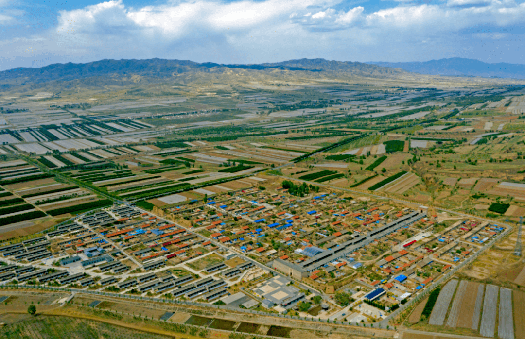 5月22日,在大同市阳高县长城乡镇边堡,秀美的古长城风光尽收眼底.