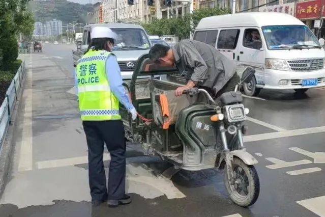 對途經轄區路面的長途客車,旅遊客車,微型麵包車等重點車輛進行檢查