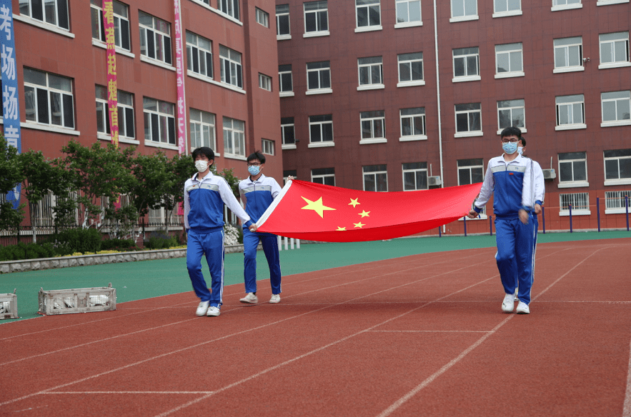 2022年6月2日,在大連市內海拔最高的綠茵操場上,育明高中舉行了高三