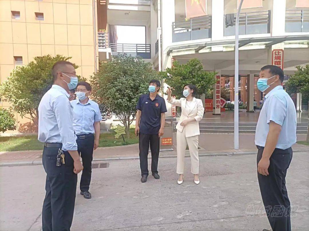 郸城一高考生史丽丽说"由于疫情,我们封校近两个月了,当听到父母不能