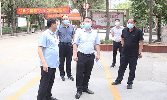 一年一度的高考即将来临,6月5日上午,县委副书记,县长朱暑光带领县