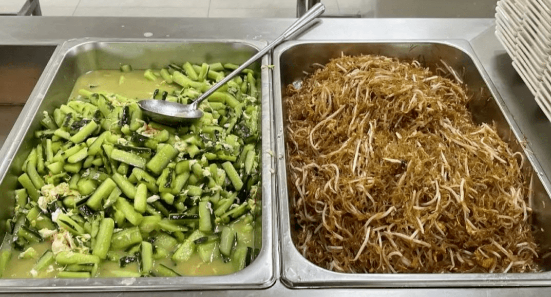 在东阳中学的食堂里,打菜区摆放了各式各样的菜品.