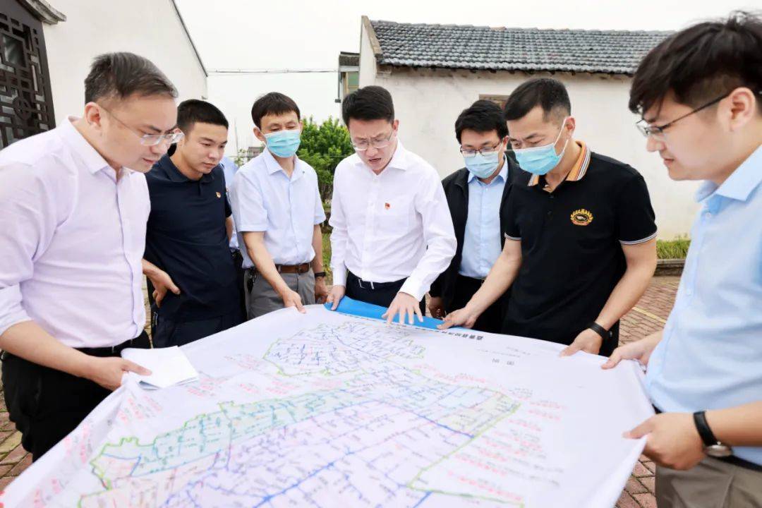 6月1日,张锡锋一行来到惠民街道惠通村检查指导防汛防台工作.