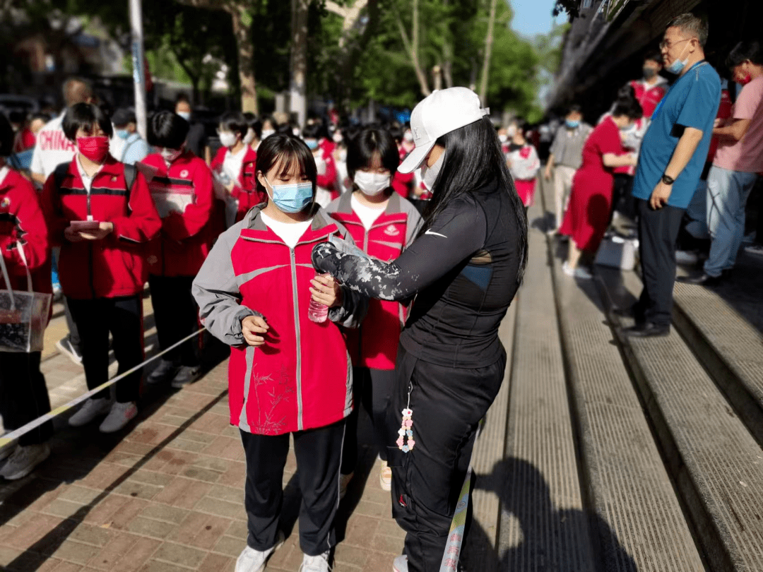 邯鄲曲周縣第一中學自信勇敢地追逐夢想意氣風發地走進考場帶著父母