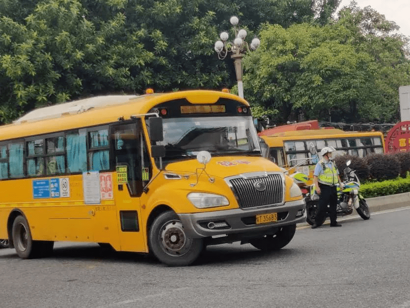 该同学姓何,是江门二中的考生.