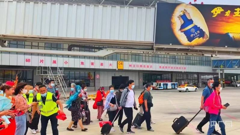 2022年首架山东旅游包机抵达新疆喀什