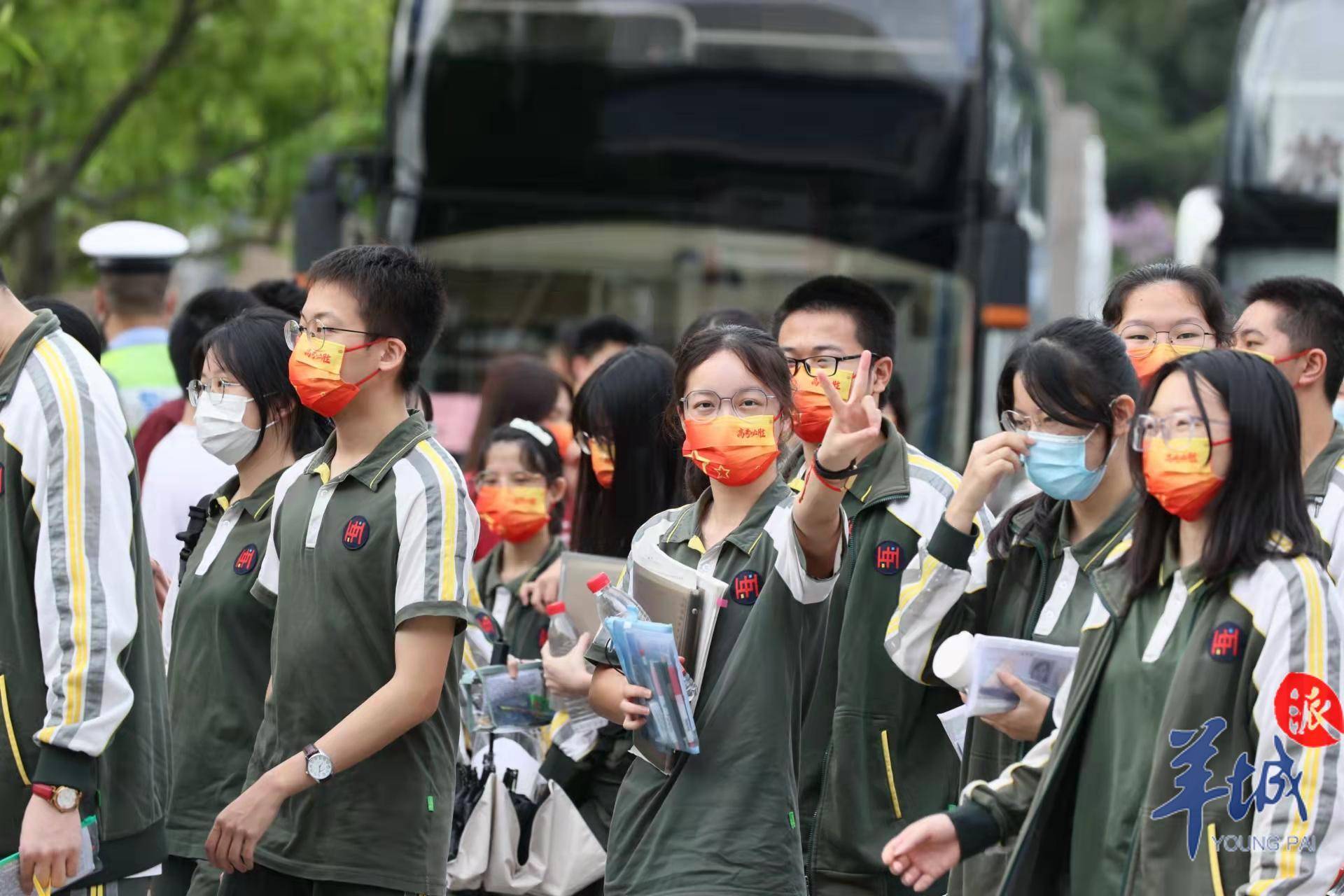 2万学子赶赴高考,直击第一现场_考生_考场_考点