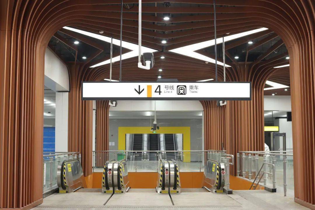 轨道交通4号线二期正式通车后,将串联起两江新区鱼复新城和龙兴新城