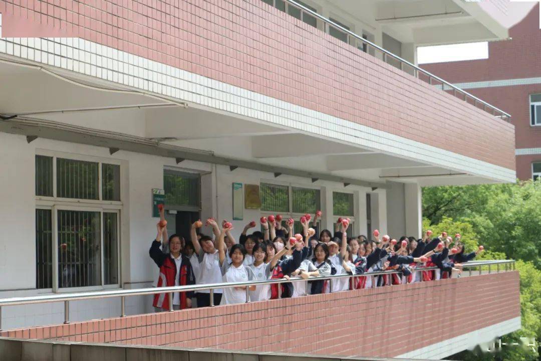 萧山一职为高三学子送最红的苹果最好的祝福