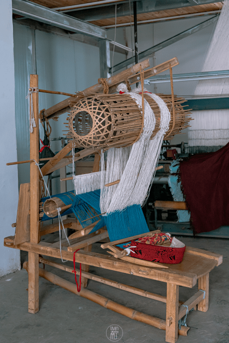 在广西工艺美术研究院的车间里,摆放着最传统的壮锦织造机器——竹笼